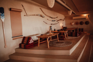 שולחנות ישיבה נמוכה בחדר האוכל באלאיה